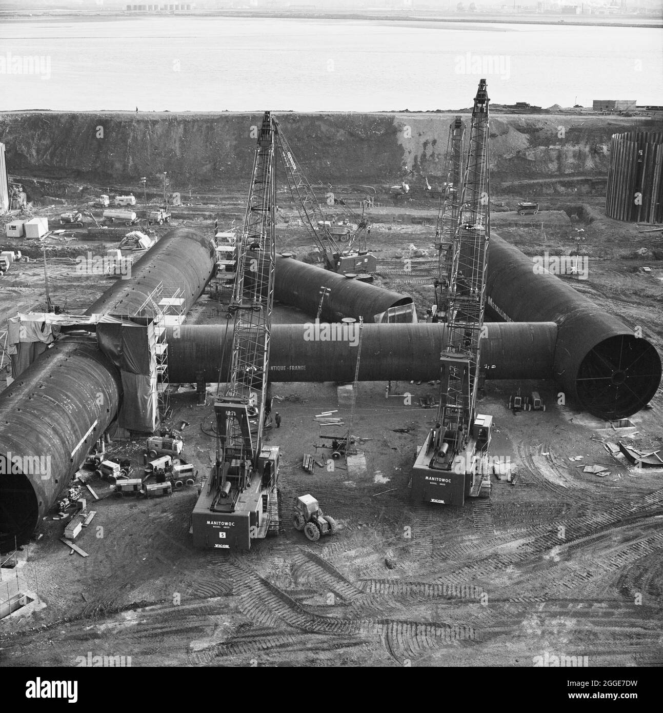Ein Blick über das Becken bei Greythorp, der zeigt, dass in situ an den Flotationstanks für eine Ölplattform hergestellt wird. In den frühen 1970er Jahren bauten Laing Pipelines Offshore die Graythorp-Fabrikationswerft und das Trockendock auf dem Gelände der alten William Gray Shipyard. Das Unternehmen schuf ein Trockendock, das für den Bau von Bohrgeräten mit fester Plattform in der Nordsee für das Nordseeölprojekt BP verwendet wurde. Bis 1972 arbeiteten eintausend Mann vor Ort, um eine Rohrstruktur zu bauen, die ein Bohrgerät in der Nordsee für das Forties Oilfield unterstützen würde. Stockfoto