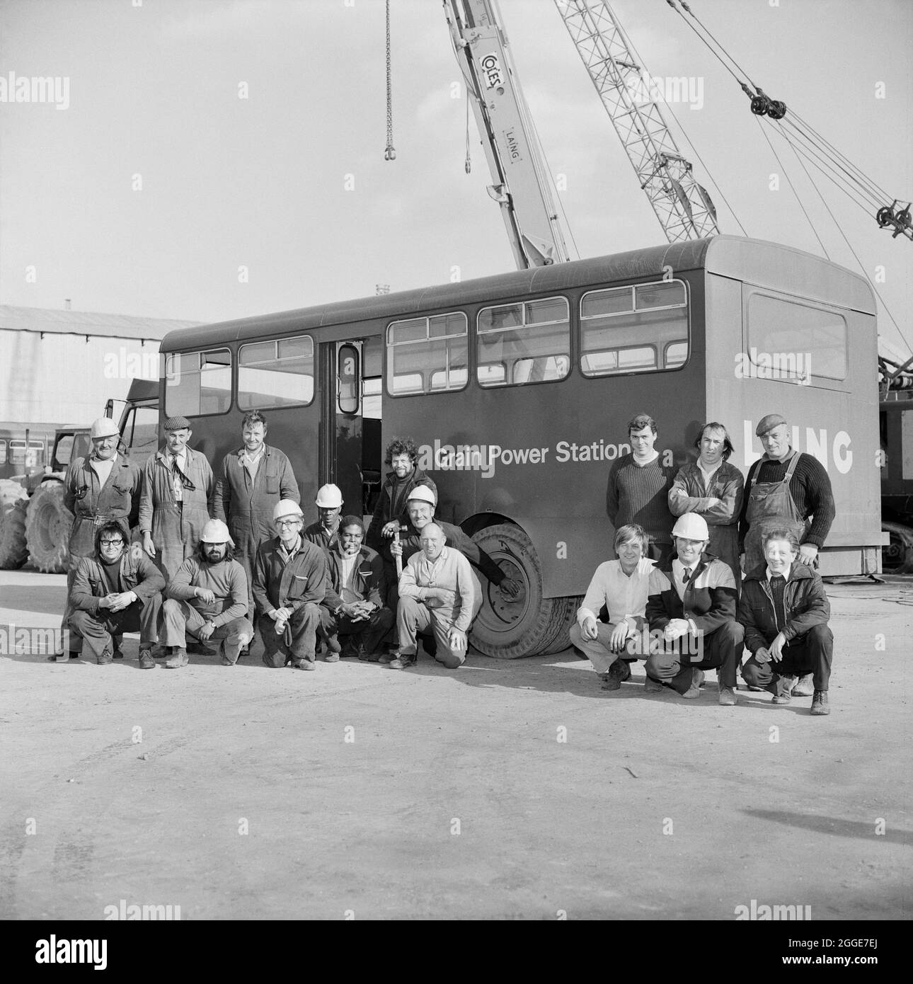 Ein Gruppenportrait von Laing „Monteuren“, das vor einem Standortbus im Kraftwerk Isle of Grain posierte. Dieses Bild wurde in der November 1973-Ausgabe des monatlichen Laing-Newsletters „Team Spirit“ veröffentlicht. Stockfoto