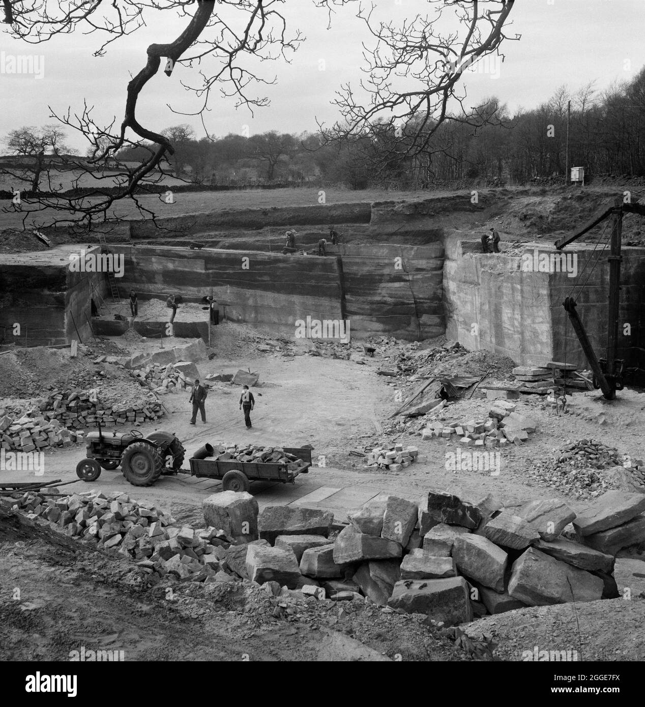 Ein Blick über den „Park Quarry“ in Great Gate, der Arbeiter zeigt, die Sandstein für den Bau der Coventry Cathedral bauen. 30,000 Tonnen rosaroten Sandsteins wurden von diesem Steinbruch, der sich im Besitz von Stanton und Bettany Ltd befindet, und einem weiteren Steinbruch in der Nähe, dem sogenannten Fielding's Quarry, geliefert. Stockfoto
