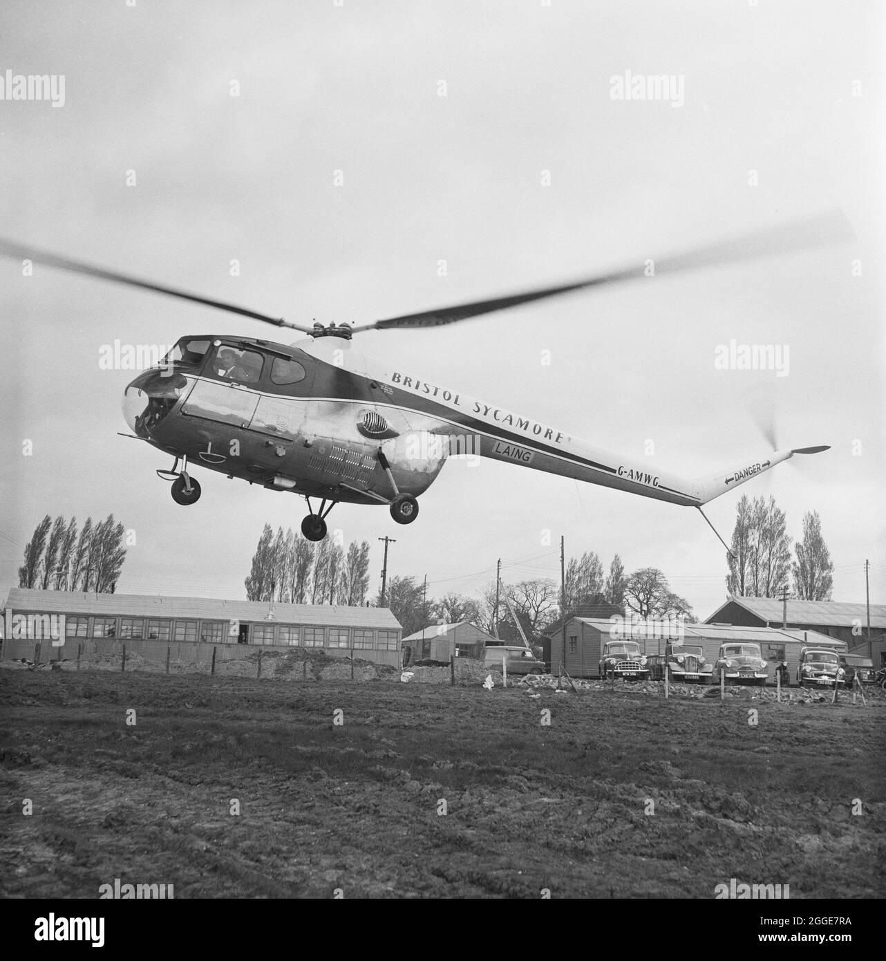 Ein Helikopter, der vom Project C Office abfliegt, um den Fortschritt beim Bau der M1, der London to Yorkshire Motorway, zu überprüfen. Der Hubschrauber brachte John Michie, W. M. Johnson und C. W. Johnson zu einem Flug, um die Fortschritte auf der Autobahn zu überprüfen. Stockfoto