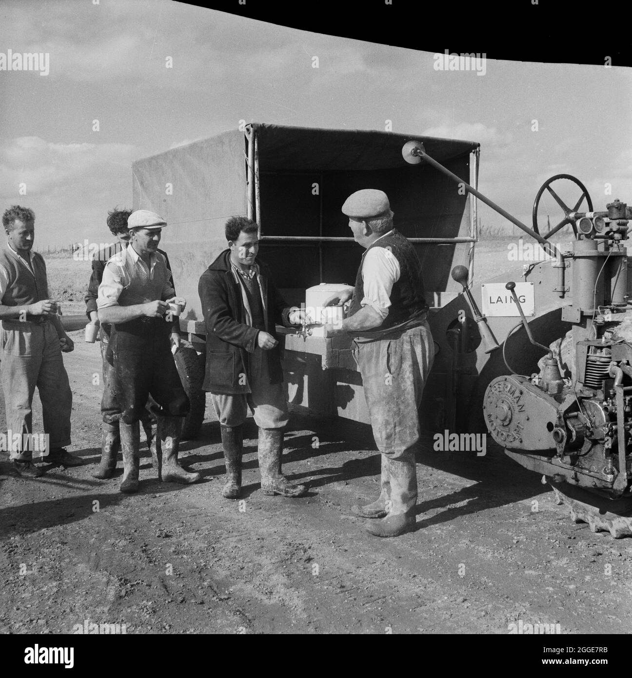 Auf der Baustelle der M1, der Autobahn von London nach Yorkshire, beschäftigten sich die Arbeiter von Laing, die in ihrer Teepause für den Catering-Van anstanden. Diese Arbeiter waren in Sektion C des Projekts beschäftigt. Stockfoto