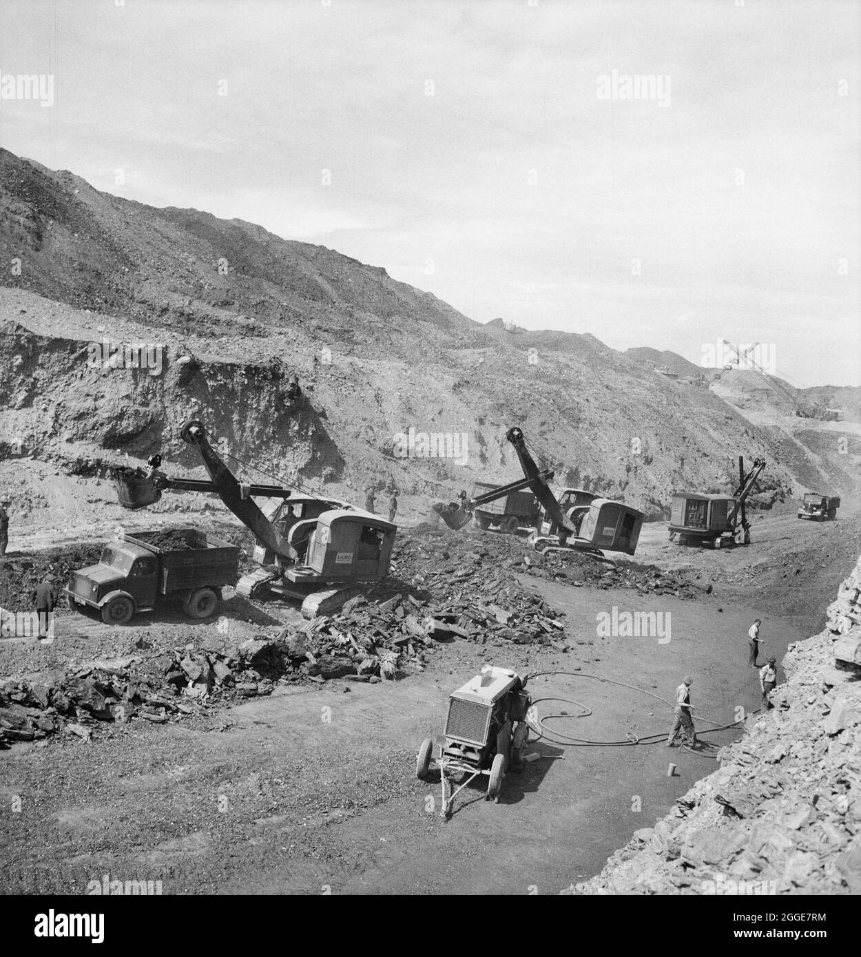 Ein Blick auf eine nicht identifizierte Tagebau-Kohlemine mit Laing-Baggern, die Kohle abbauen, im Vordergrund. John Laing und Son Ltd hatten 1942 mit dem Tagebau begonnen, um den Kriegsbedarf zu decken. Die Arbeiten wurden nach dem Krieg von der Firma erweitert. Stockfoto
