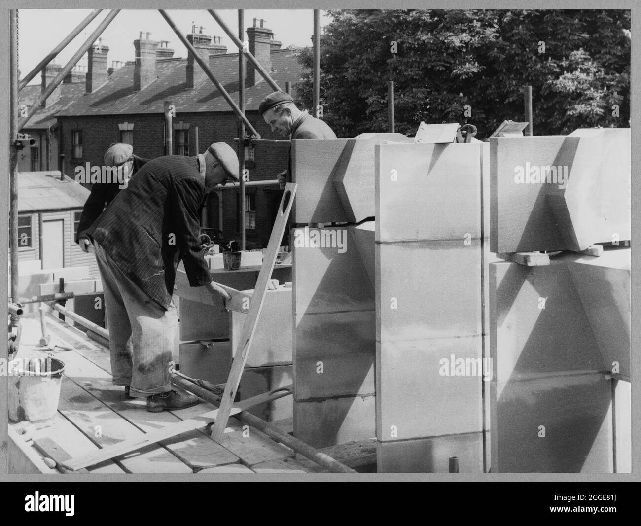 Maurer bei der Arbeit am Tauffenster während des Baus der Kathedrale von Coventry. Dieses Bild wurde als Teil des Breaking New Ground Project in Zusammenarbeit mit dem John Laing Charitable Trust in den Jahren 2019-20 katalogisiert. Stockfoto