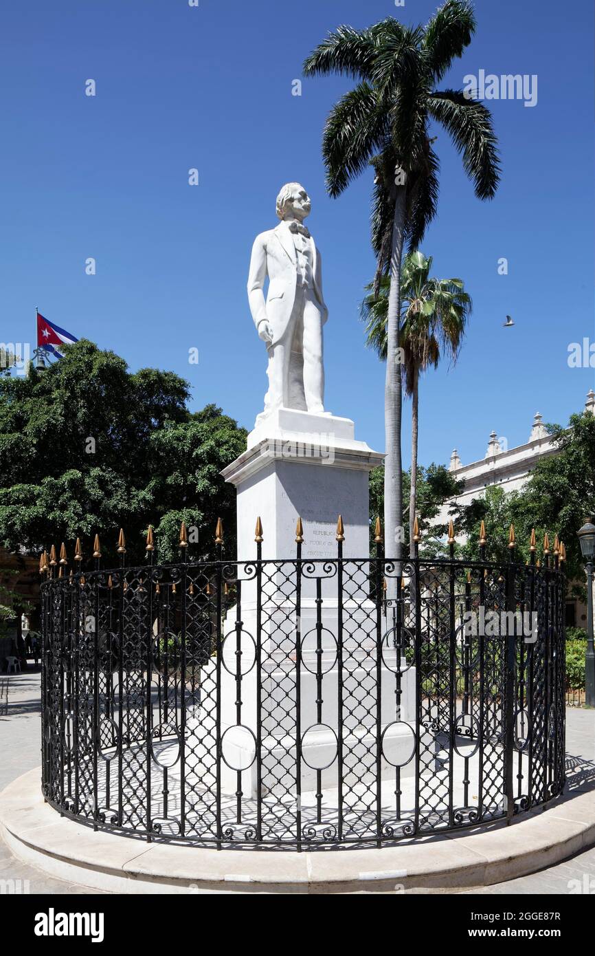 Denkmal für Carlos Manuel de Cespedes, den ersten Präsidenten Kubas, vor der königlichen Palme Kubas (Roystonea regia), Plaza de Armas, Hauptstadt Havanna Stockfoto