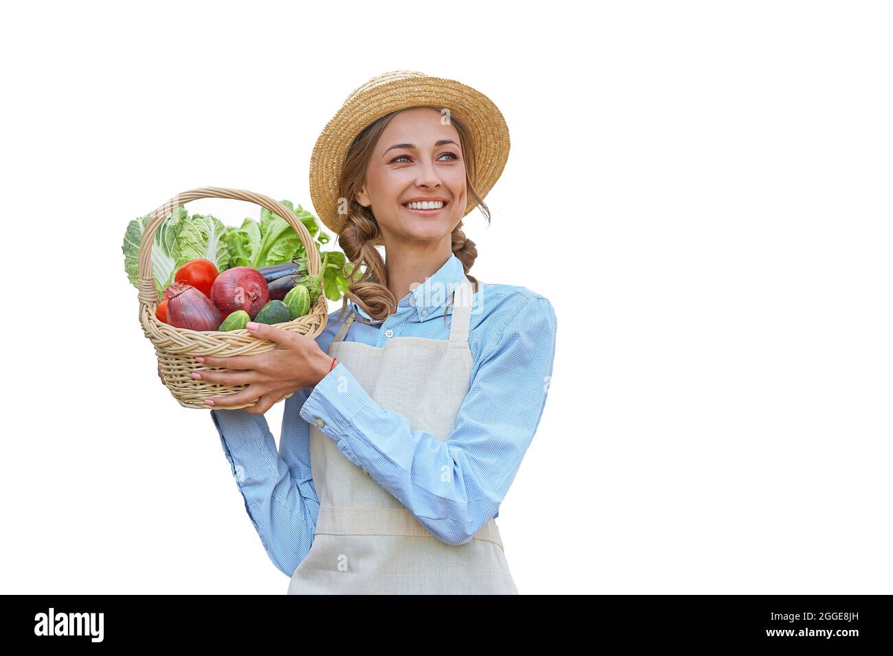 Frau gekleidet Schürze weiß Hintergrund Landwirt Gemüskorb Landwirtschaftliche Konzept Kaukasische mittleren Alters Weibliche Geschäftseigentümer in Uniform Happy One pe Stockfoto