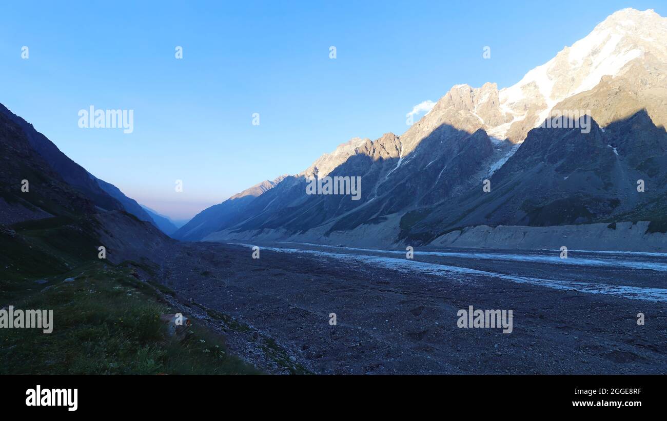 Bezengi Gletscher und die Gletscherlandschaft. Hauptkaukasus. „Kleiner Himalaya“, Bezengi-Mauer, Kabardino-Balkarien, Russland. Stockfoto