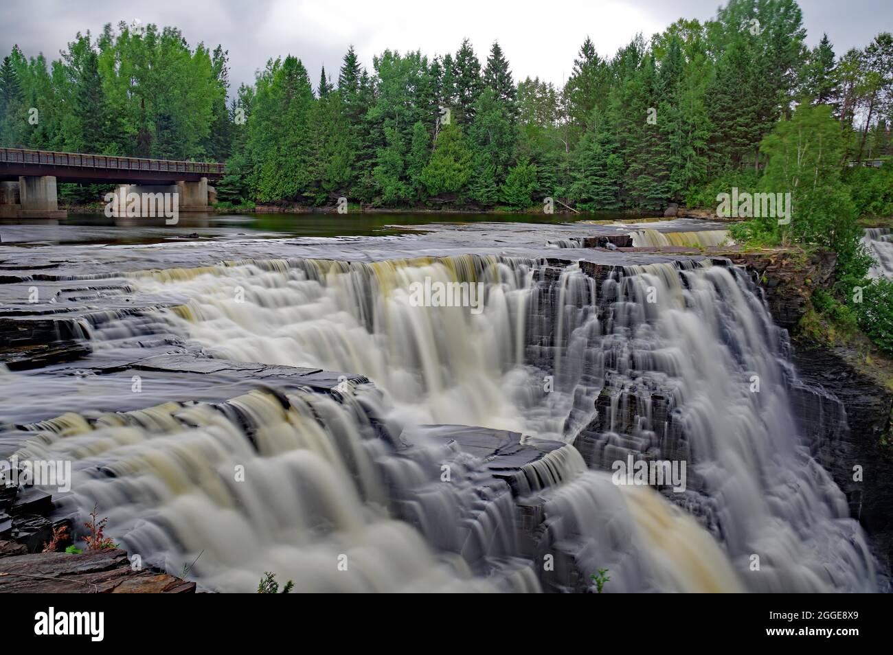 Wasserfall vor der Brücke, Kakabeka Falls, Ontario, Kanada Stockfoto