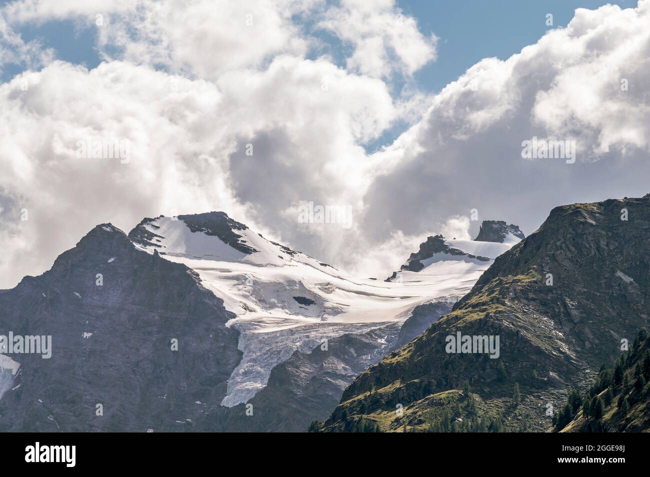 Die Gipfel der Berge Roccia Viva, Becca di Gay, Kopf der Gran Crou, Kopf der Tribolazione und teilweise Punta Ceresole, Aostatal, Italien Stockfoto