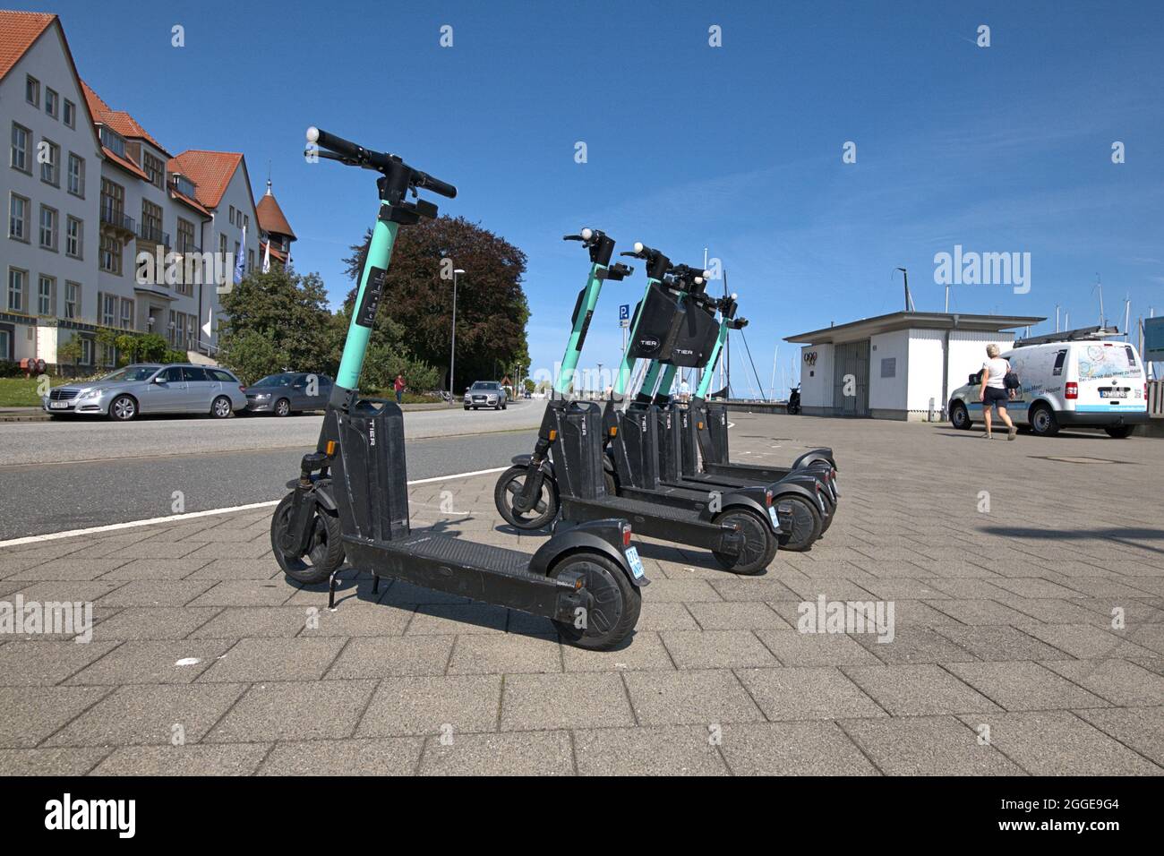 Kiel, Deutschland. August 2021. Kiel, geparkt E-Scooter von der Provider TIER Mobility GmbH auf der Kiellinie. Nach dem Gebrauch können die E-Scooter in Parkzonen geparkt werden, die der Kunde über die App finden kann. Oft halten die Roller aber auch an anderen Orten an oder liegen. Die Mitarbeiter des Vermieters holen dann die E-Scooter ab und laden die Batterien wieder auf. Nur für redaktionelle Zwecke Nur für redaktionelle Zwecke Kredit: dpa/Alamy Live Nachrichten Stockfoto