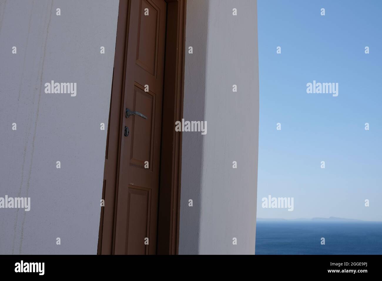 Eine Tür einer orthodoxen Kirche und ein erstaunlicher Blick auf die ägäis in iOS griechenland Stockfoto