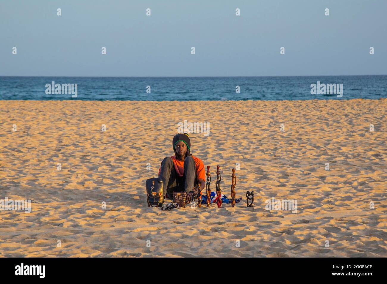 Souvenirverkäufer im Sand am Strand von Santa Maria, Ilha do Sal, Cabo Verde Stockfoto