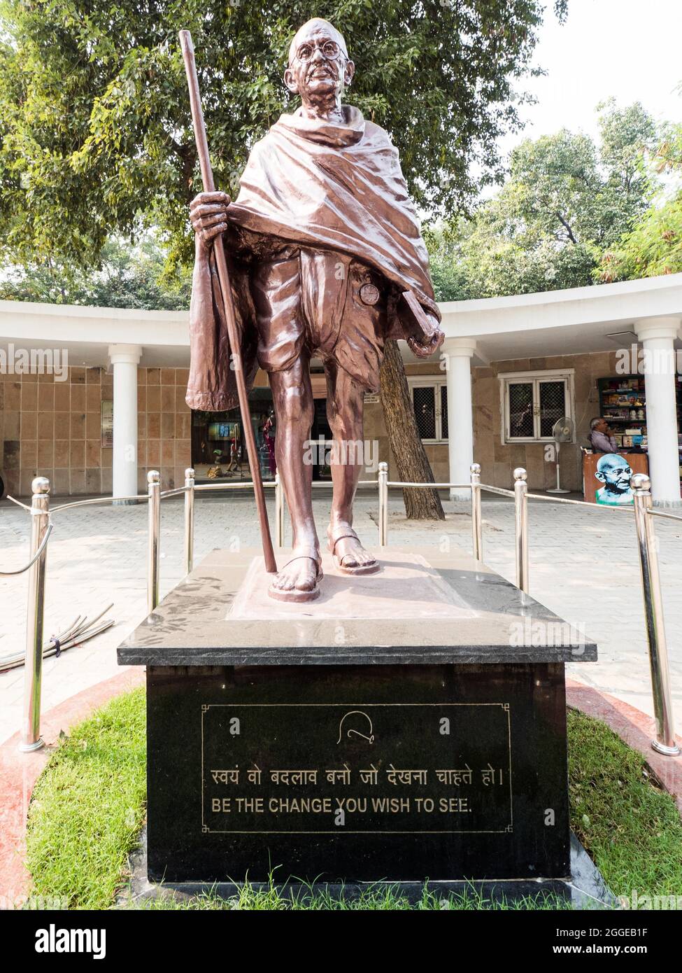 Statue von Mahatma Gandhi, am Raj Ghat Denkmal oder Gandhi Samadhi Denkmal, Ort der Einäscherung Gandhis, Delhi, Indien Stockfoto