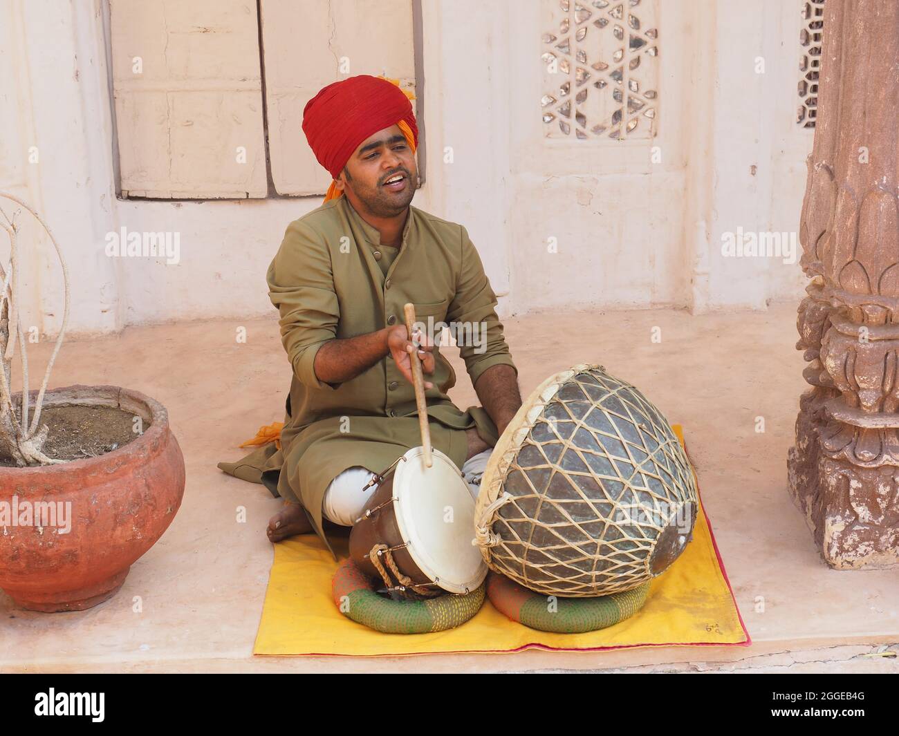 Musiker, der traditionelle Trommel spielt, Mehrangarh Fort, Jodhpur, Rajasthan, Indien Stockfoto