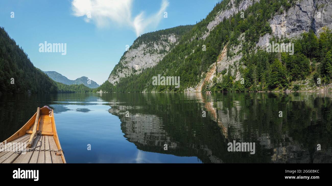 Blick auf den Toplitzsee von einem traditionellen Kahn, Salzkammergut, Steiermark, Österreich Stockfoto