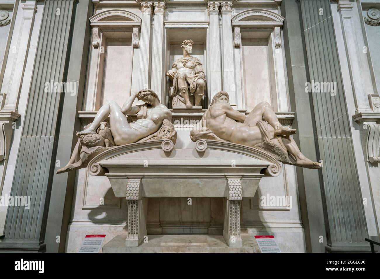 Grab von Giuliano de' Medici mit den liegenden Figuren Nacht, links, und Tag, rechts, in der Sacrestia Nuova, Neue Sakristei, Bildhauer Michelangelo Stockfoto