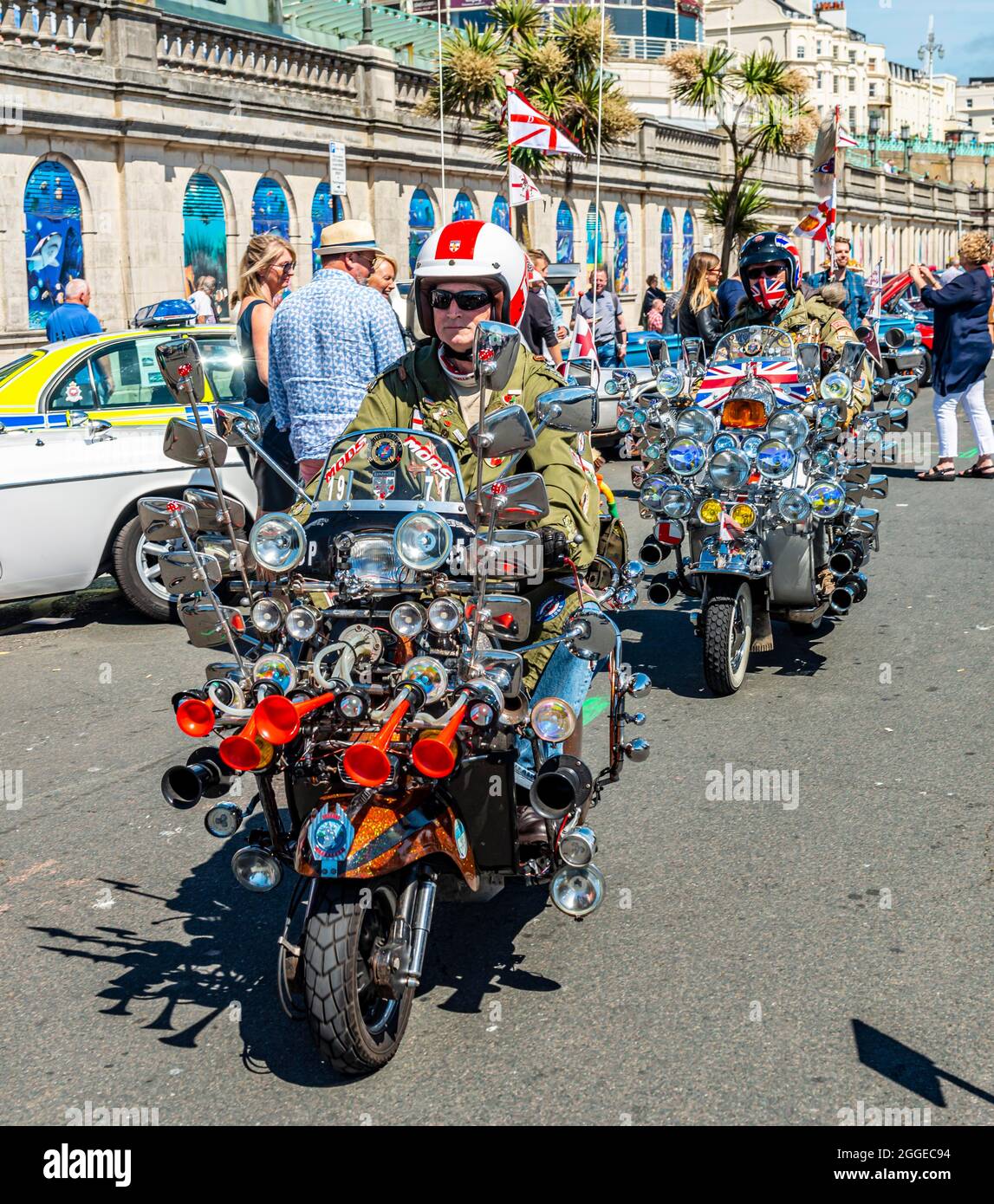 Fahrer auf Custom Scooter, Mod Scooter modifiziert mit zahlreichen Rückspiegeln, Scheinwerfern und Hörnern, Brighton Beach, Brighton, East Sussex, England Stockfoto