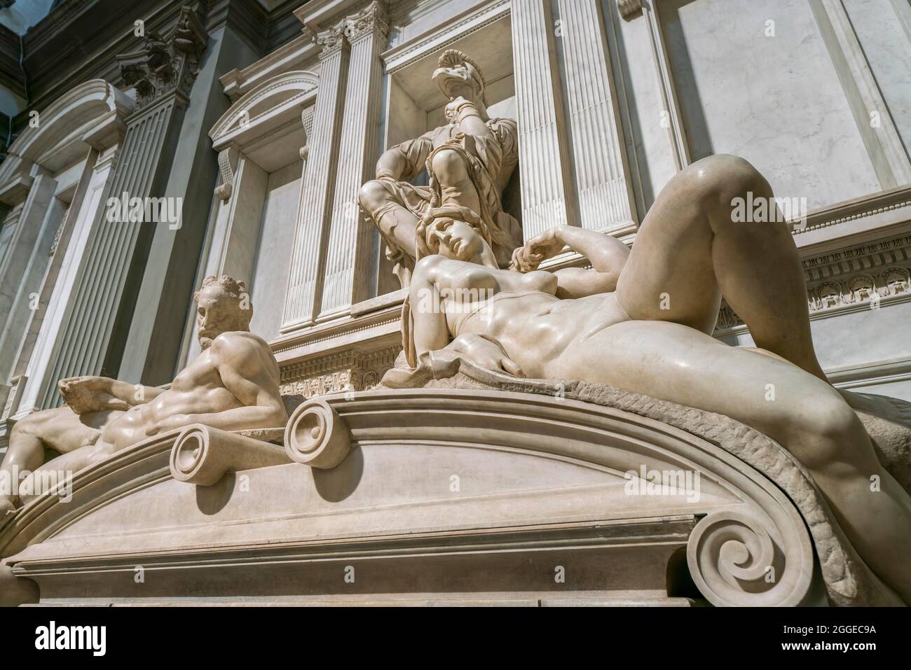 Grab von Lorenzo di Piero de' Medici mit den liegenden Figuren Abend, links, und Morgen, rechts, in der Sacrestia Nuova, Neue Sakristei, Bildhauer Stockfoto