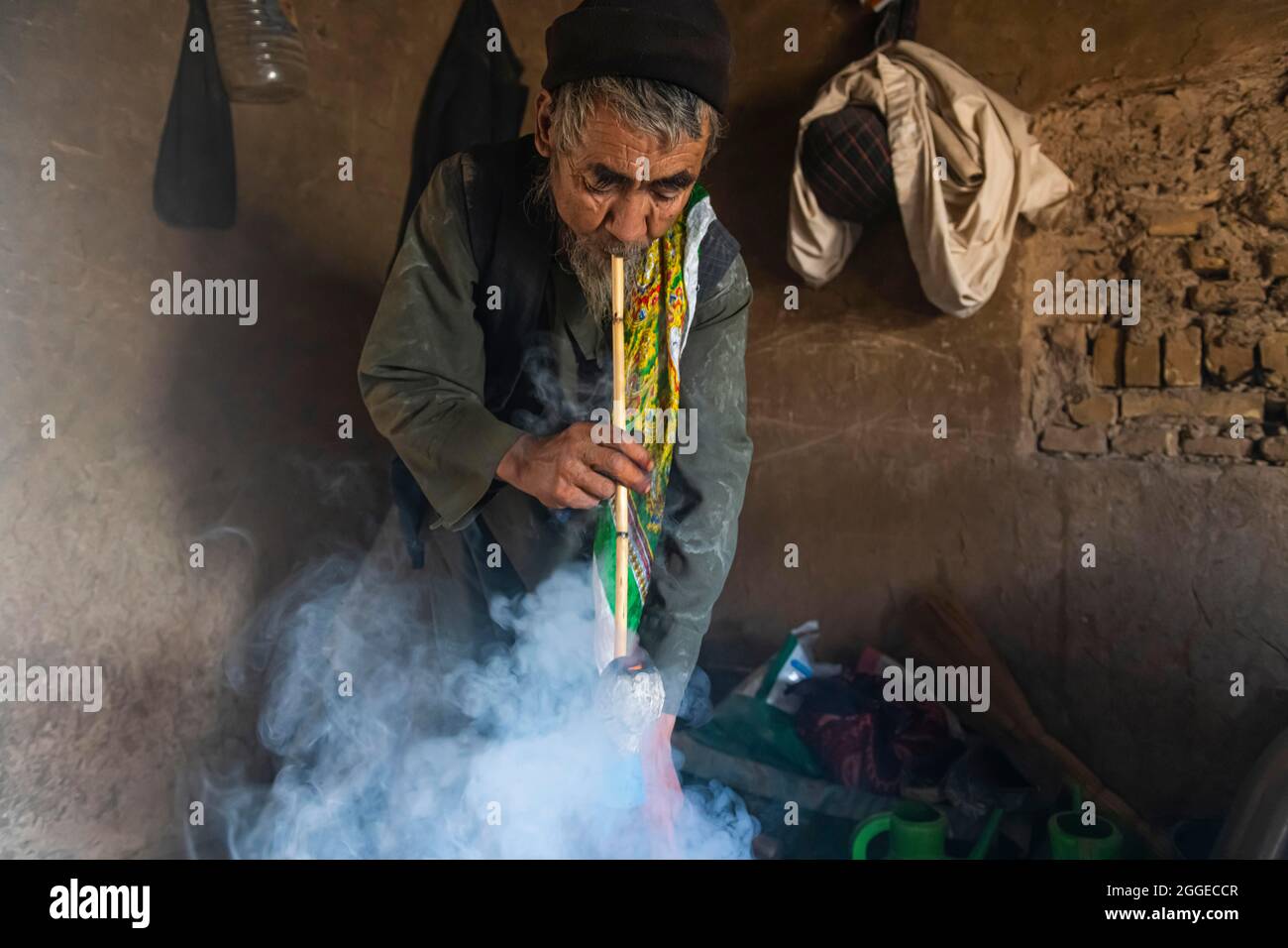 Sufi-Mann raucht Marihuana, Balkh, Afghanistan Stockfoto