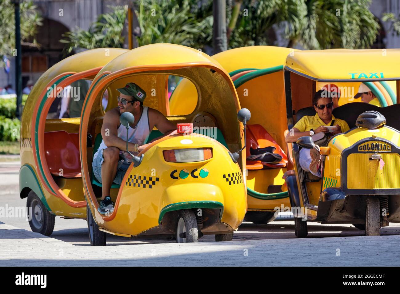 Fahrer, kubanisch, in Coco-Taxi wartet auf Passagiere, gelb, Altstadt, Hauptstadt Havanna, Provinz Havanna, Großantillen, Karibik, Kuba Stockfoto