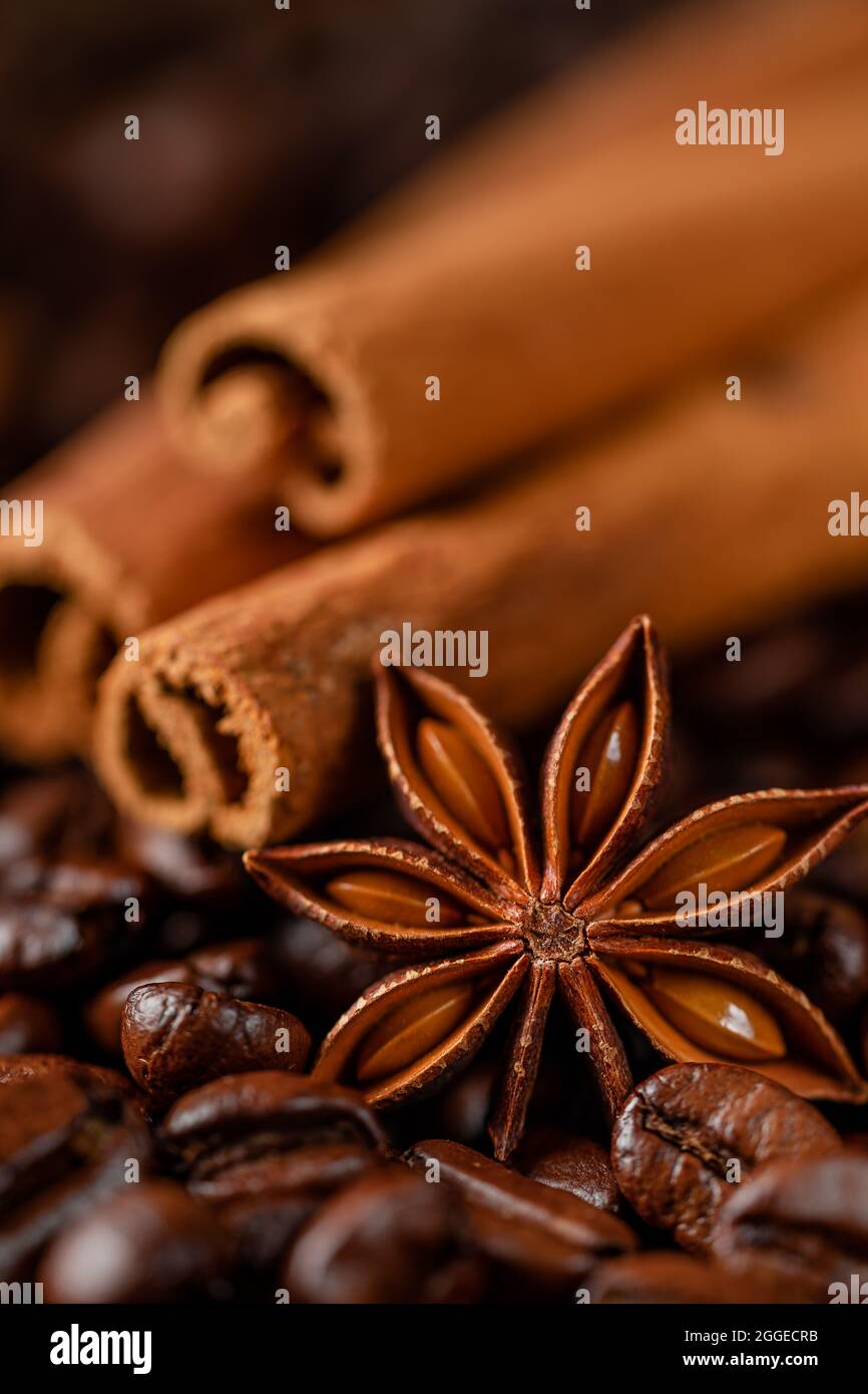 Geröstete Kaffeebohnen und Gewürze Hintergrund. Makroaufnahme Stockfoto
