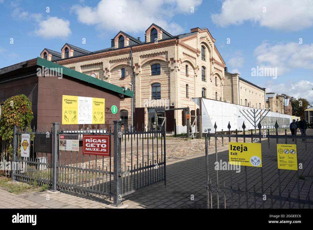 Riga, Lettland. August 2021. Der Eingang des Rigaer Ghettos und des lettischen Holocaust-Museums im Stadtzentrum Stockfoto