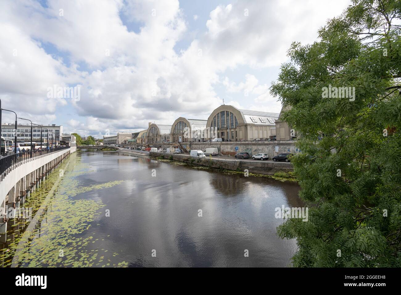 Riga, Lettland. August 2021. Blick auf die Gebäude des Rigaer Zentralmarkts und des Pilsetas-Kanals im Stadtzentrum Stockfoto