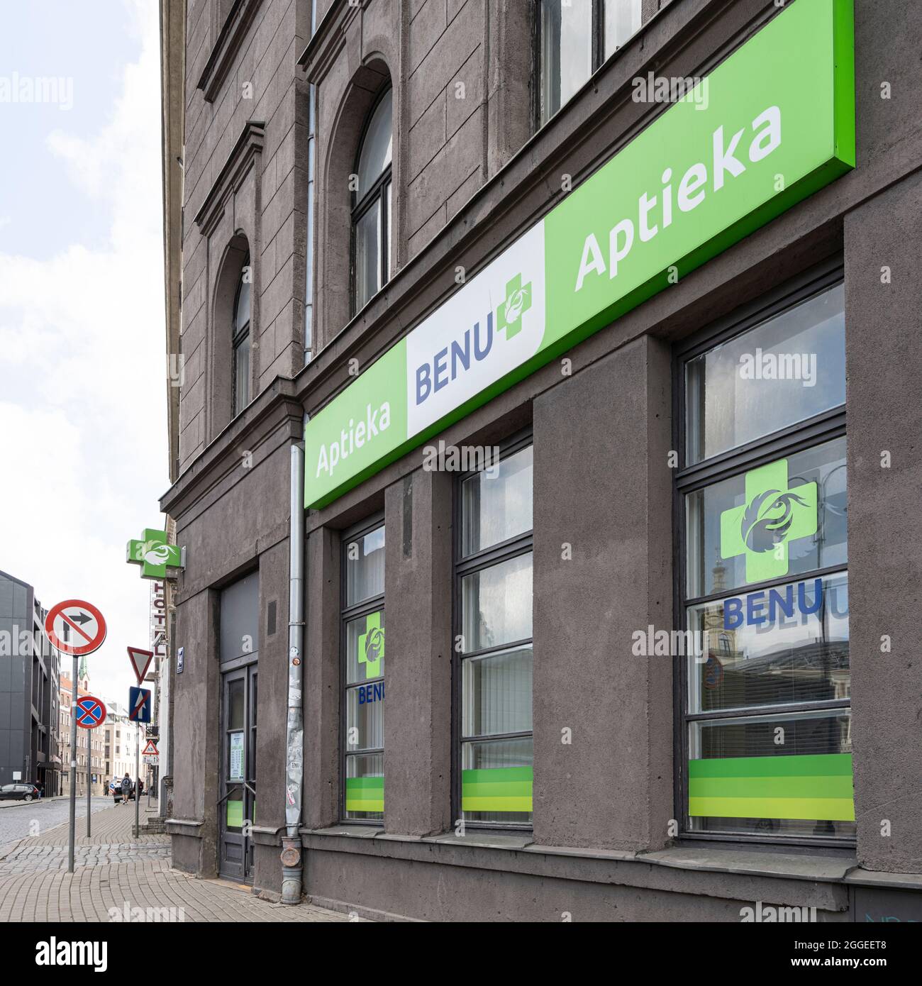 Riga, Lettland. August 2021. Außenansicht einer Apotheke im Stadtzentrum Stockfoto