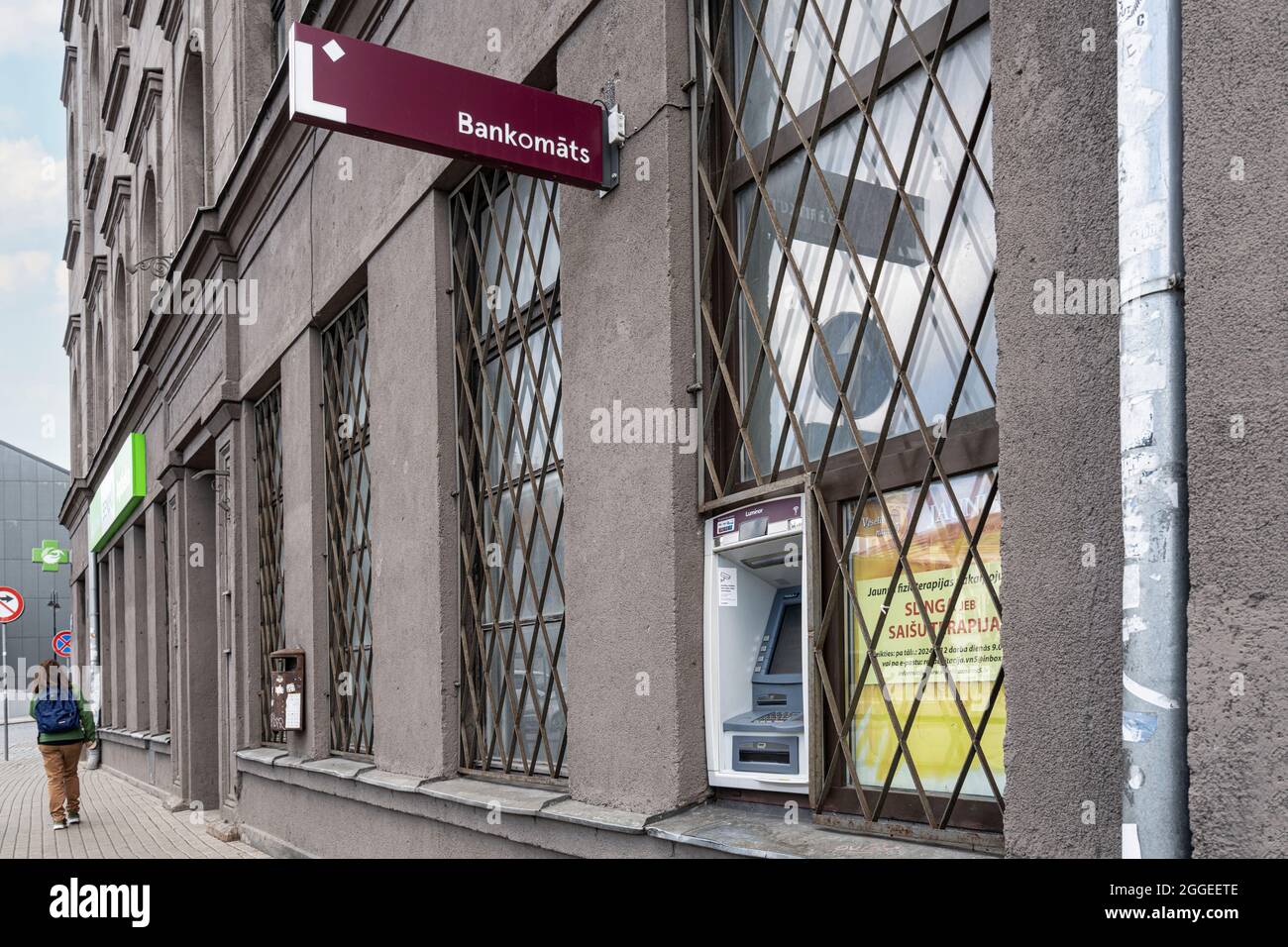 Riga, Lettland. 2021. August. Ein Geldautomat an einer Straße im Stadtzentrum Stockfoto