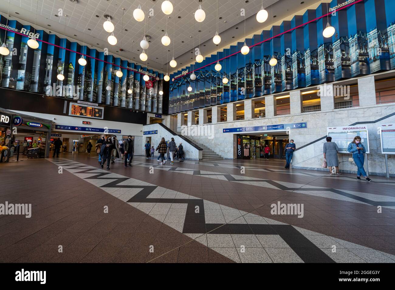 Riga, Lettland. August 2021. Blick auf die Innenhalle des Bahnhofs in der Innenstadt Stockfoto