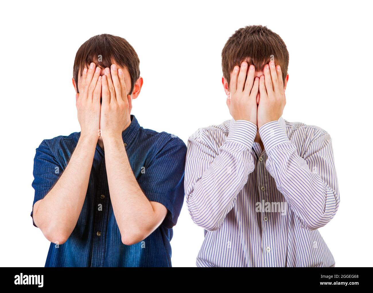 Zwei traurige Männer schließen die Gesichter auf dem weißen Hintergrund Stockfoto