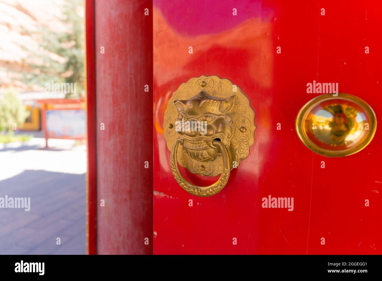 Detailansicht einer roten traditionellen chinesischen Tür. Stockfoto