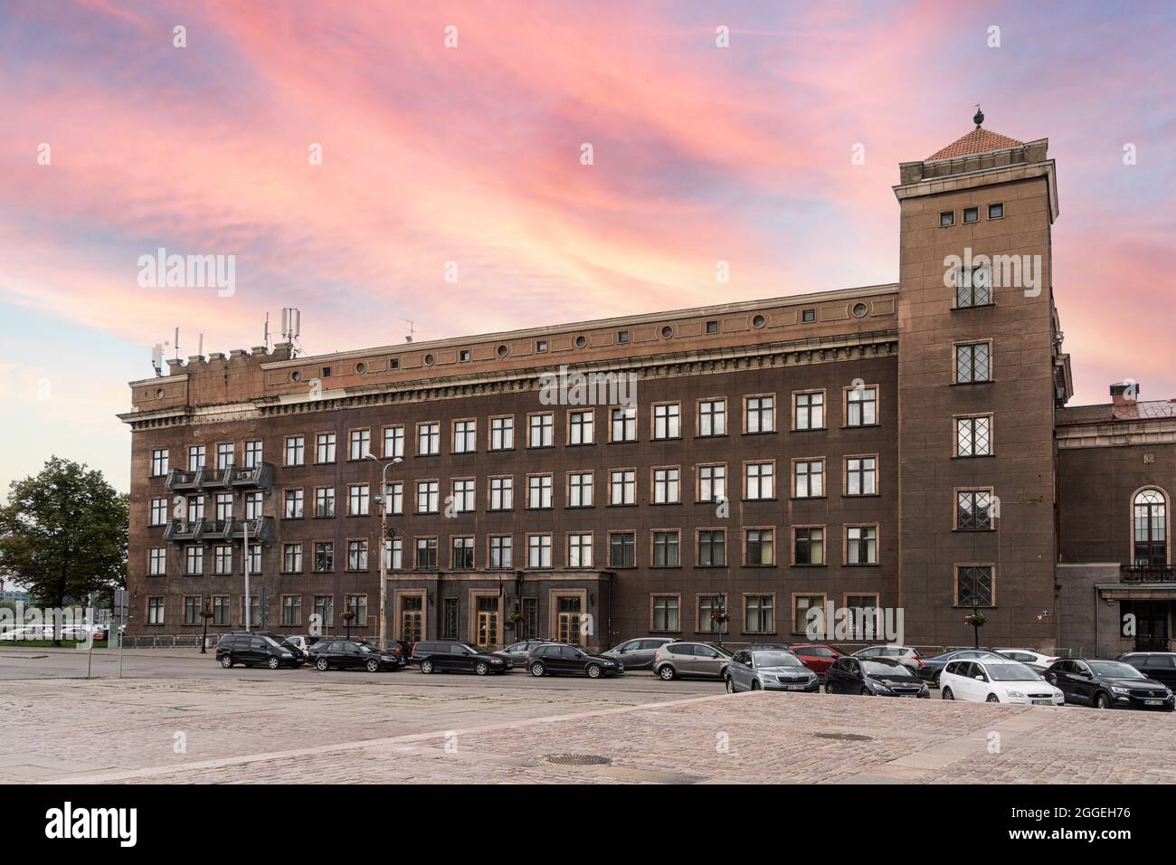 Riga, Lettland. August 2021. Die Außenansicht der Rigaer Technischen Universität im Stadtzentrum Stockfoto Riga, Lettland. August 2021. Die Außenansicht der Rigaer Technischen Universität im Stadtzentrum Stockfoto