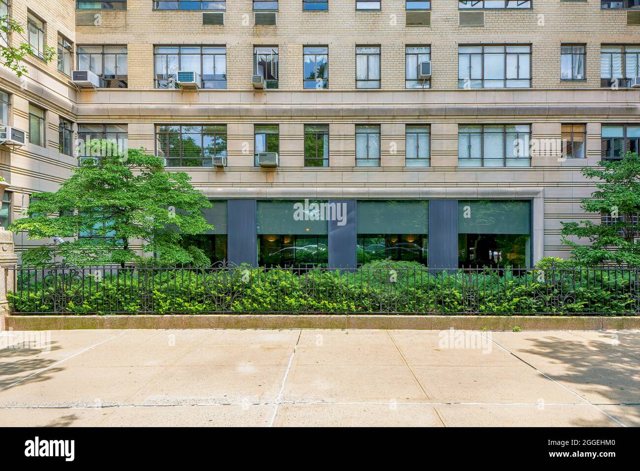 140 Riverside Drive, die Normandie, entworfen von Emery Roth, ist auch der Ort, an dem sich der berühmte Architekt zurückzog. Das Gebäude mit zwei Türmen hat zwei Eingänge. Stockfoto