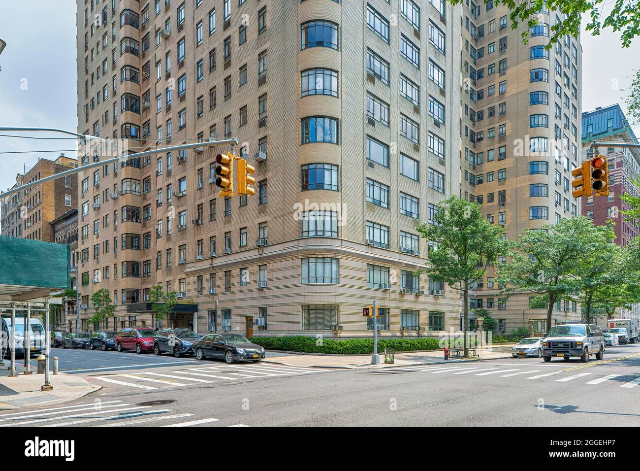 140 Riverside Drive, die Normandie, entworfen von Emery Roth, ist auch der Ort, an dem sich der berühmte Architekt zurückzog. Das Gebäude mit zwei Türmen hat zwei Eingänge. Stockfoto