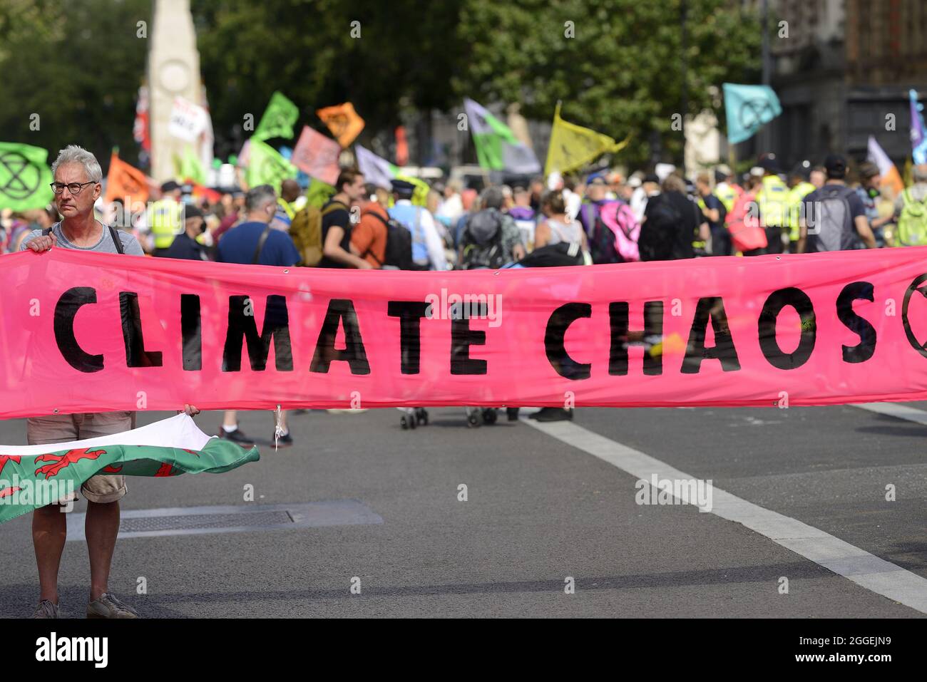 London, Großbritannien. Extinction Rebellion Klimaprotest in Parliament Street / Whitehall, die Straße für den Verkehr gesperrt. August 2021. Stockfoto