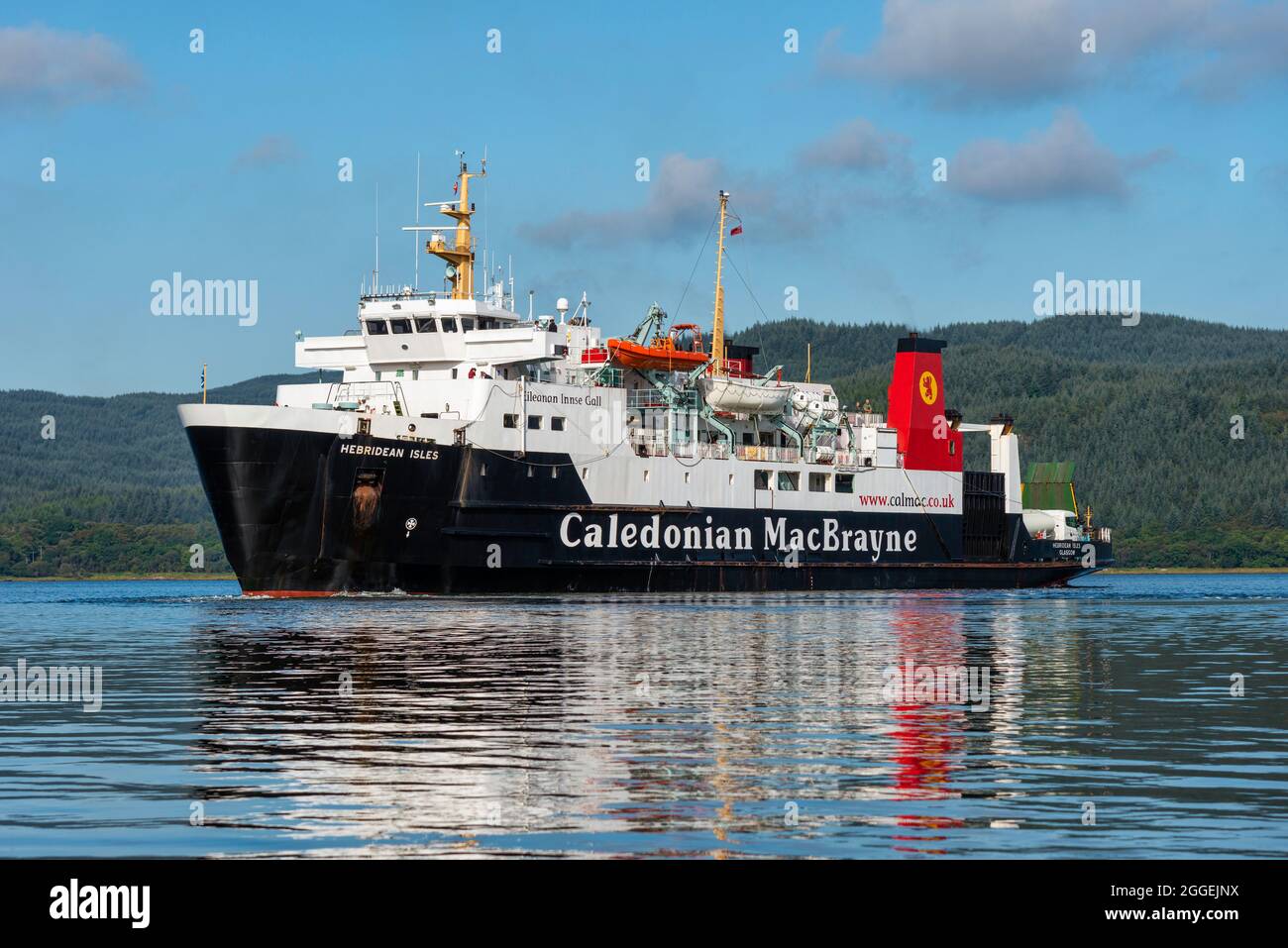 Die Fähre Hebridean Isles, die von Caledonian MacBrayne (CalMac) betrieben wird, verbindet Kennacraig auf dem schottischen Festland mit der Isle of Islay. Stockfoto