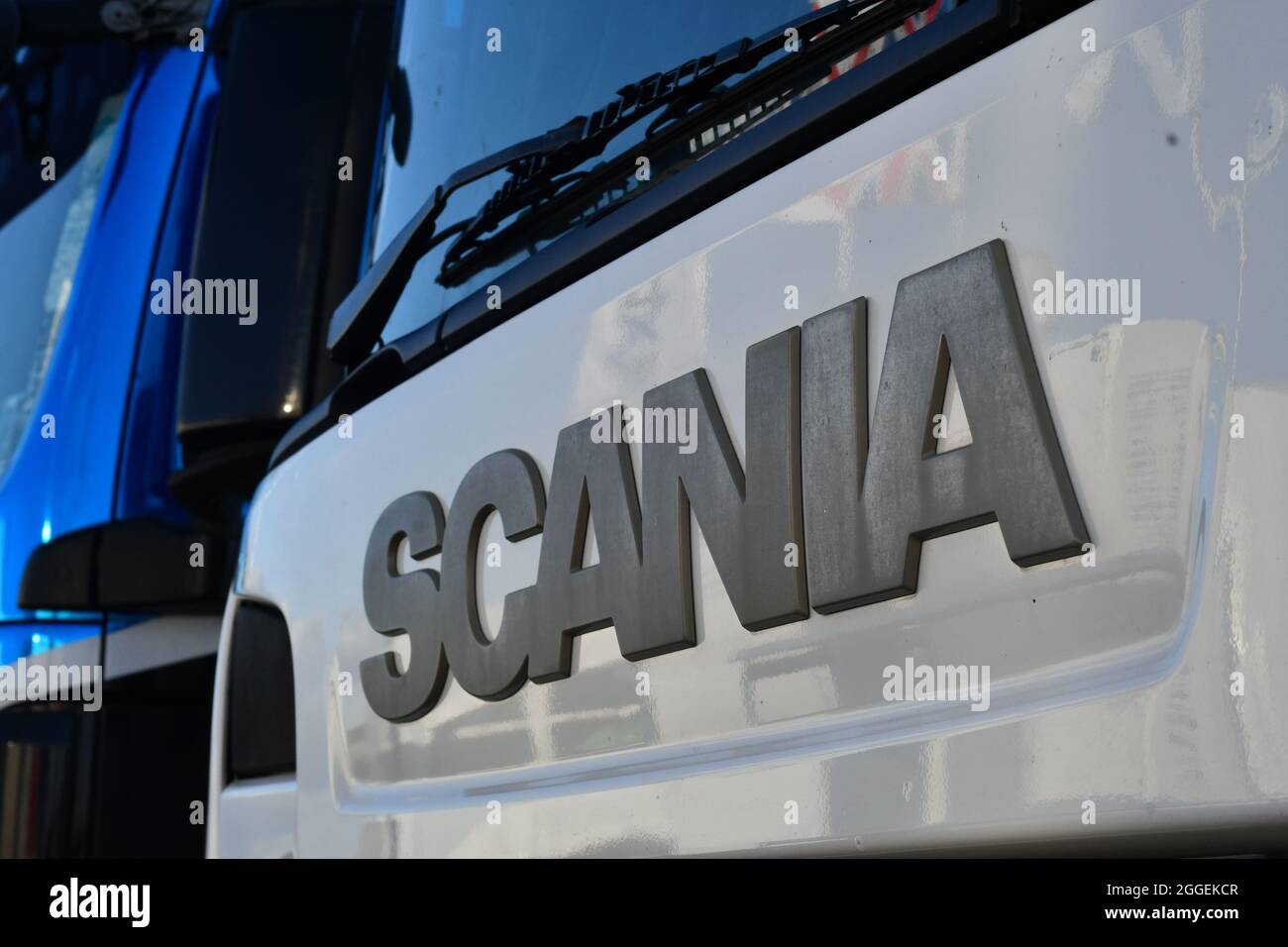 Die Vorderseite eines reflektierenden weißen Scania-LKW Stockfoto