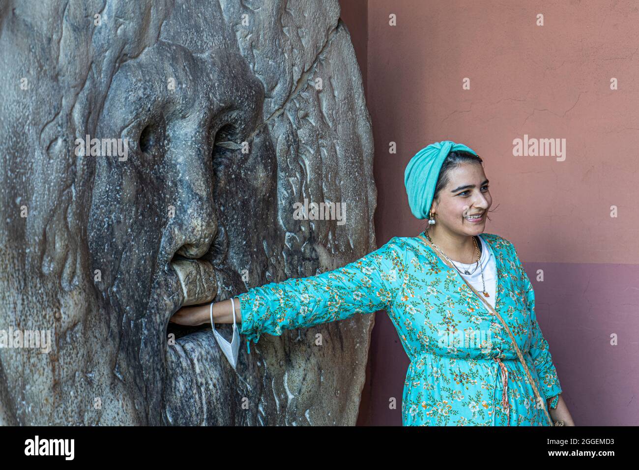 ROM, ITALIEN. 31. August 2021. Ein Tourist legt ihre Hand in den Mund der Wahrheit (Bocca della Verita Marmormaske in der Santa Maria in Cosmedin Kirche in Rom. Das italienische Gesundheitsministerium hat bekannt gegeben, dass ab dem 31. August vollständig geimpfte Reisende aus dem Vereinigten Königreich nicht mehr 5 Tage lang unter Quarantäne gestellt werden müssen und einen negativen Covid-19-Test zeigen müssen.Quelle: amer ghazzal/Alamy Live News Stockfoto