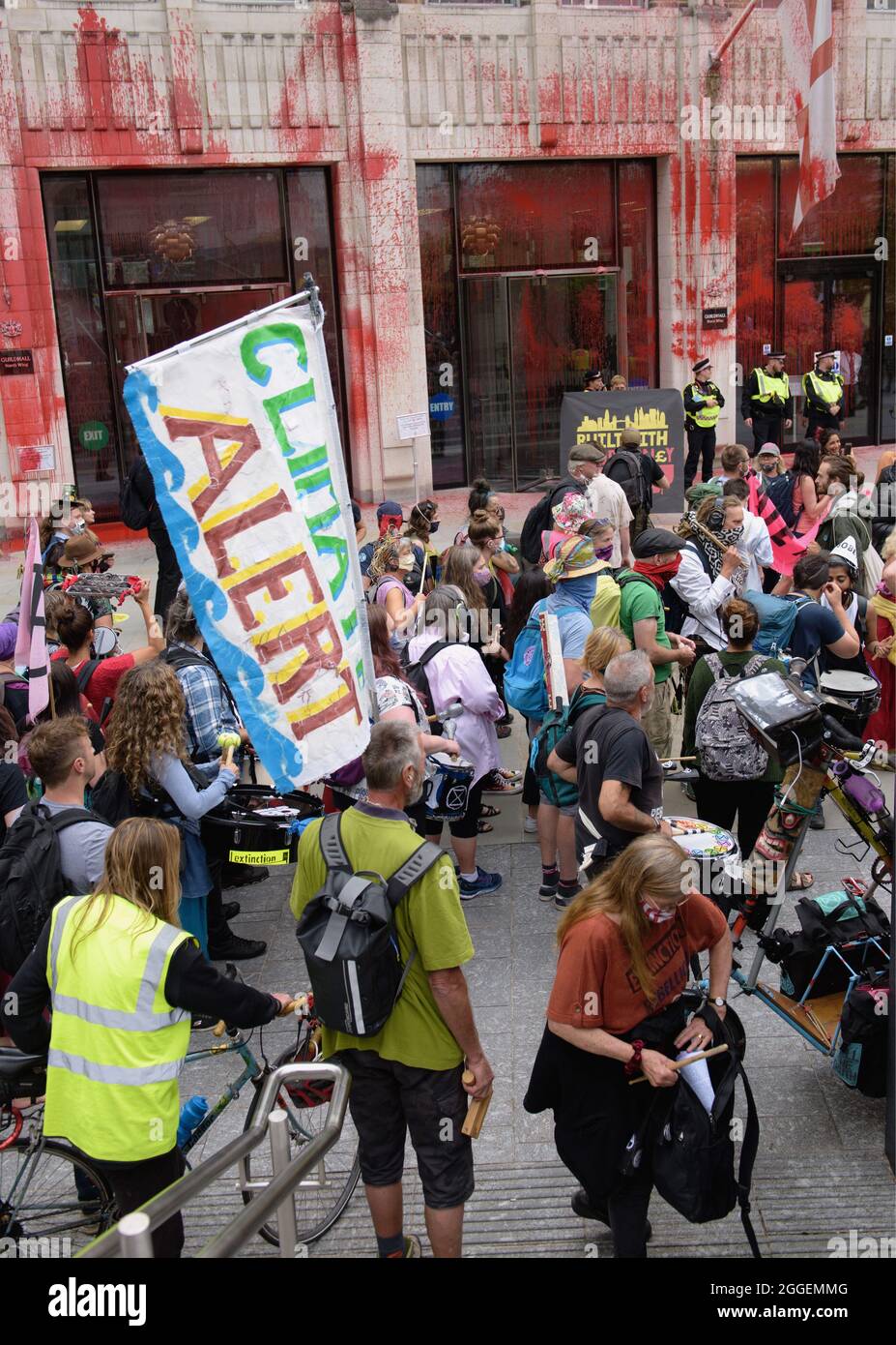 England, London, Extinction Rebellion, Guildhall mit roter Farbe überzogen. Stockfoto