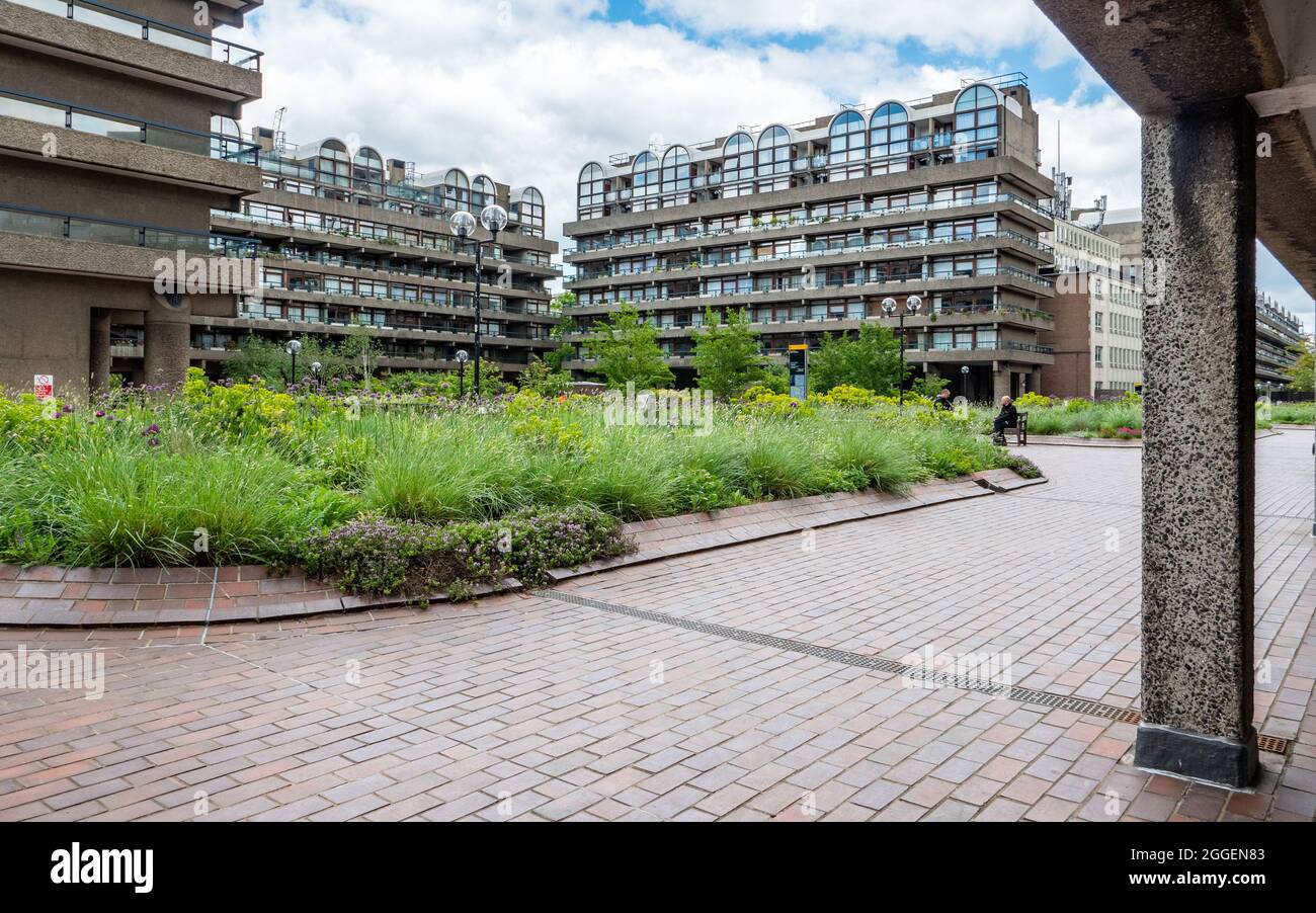 The Barbican Estate, London. Die kultige brutalistische Architektur des Barbican Viertels in den 1970er Jahren im Herzen der City of London, EC1. Stockfoto