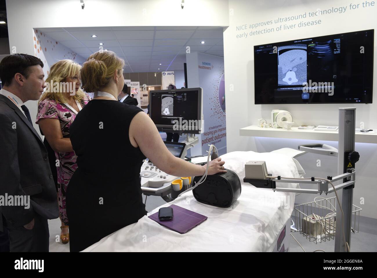 Demonstration von Ultraschalluntersuchungen auf einer Industriemesse. Siemans Ultraschall-Medizintechnik zur Früherkennung von Lebererkrankungen. Stockfoto