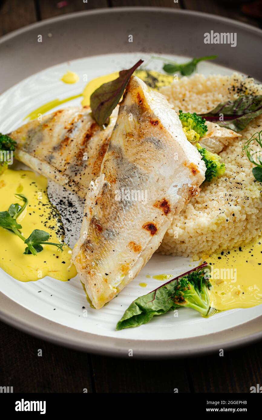 Zander-Filet auf Couscous- und Bärnaise-Sauce Stockfoto