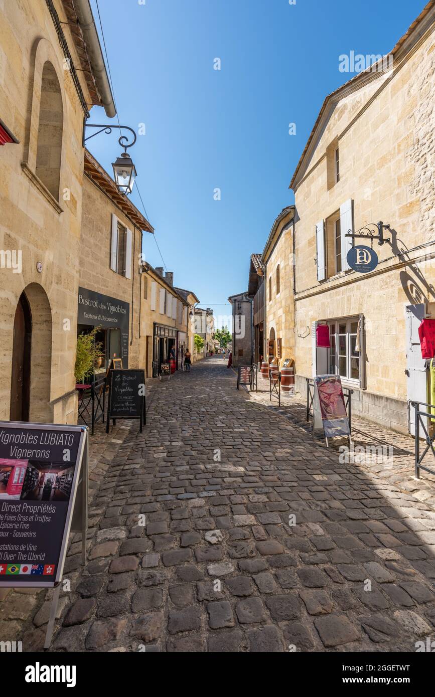 Eine Straße von Saint-Emilion, in Gironde, Frankreich Stockfoto