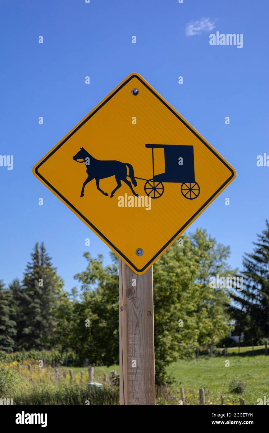 Verkehrswarnschild Langsam Fahrende Fahrzeuge In Huron Kinloss Ontario Kanada Beziehen Sich Auf Den Amish Und Mennonite Horse And Carriage Buggy Stockfoto