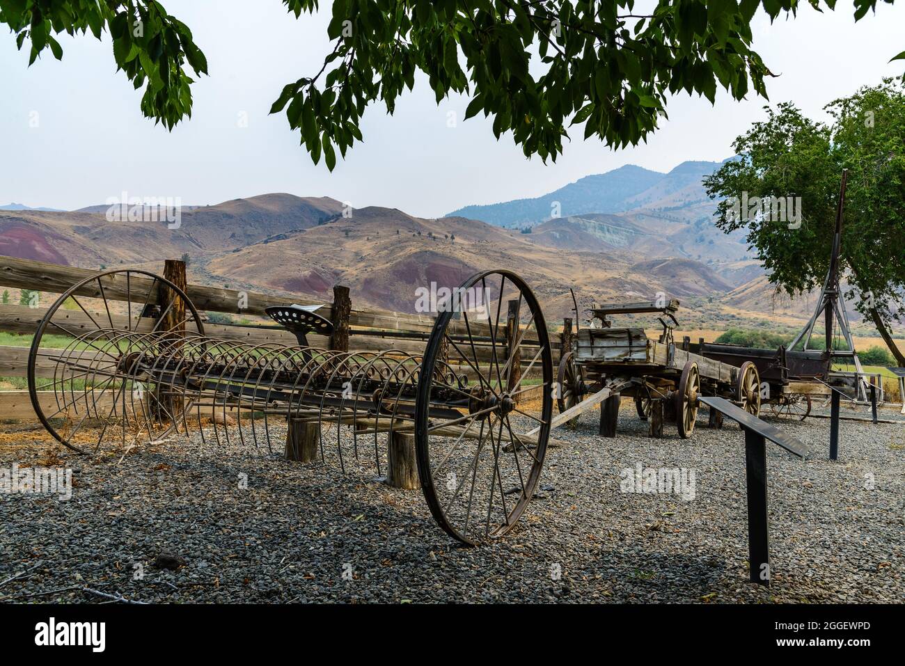 Landwirtschaftliche Ausrüstung auf der historischen Jame Cant Ranch, John Day Fossil Beds National Monument. Kimberly, Oregon, USA. Stockfoto