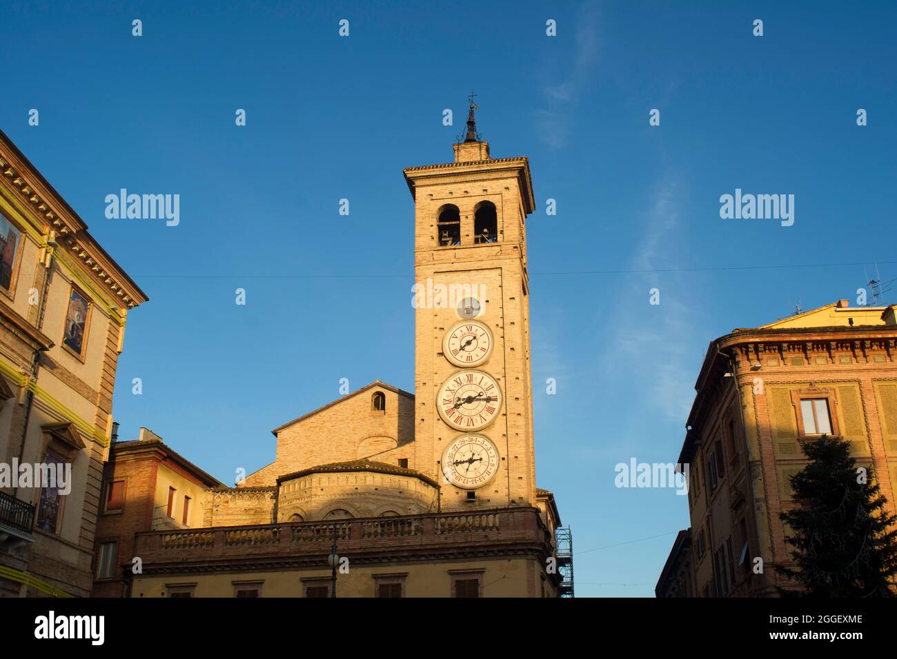 Die Kirche von San Francesco mit den Turmuhren in Tolentino Italien Stockfoto