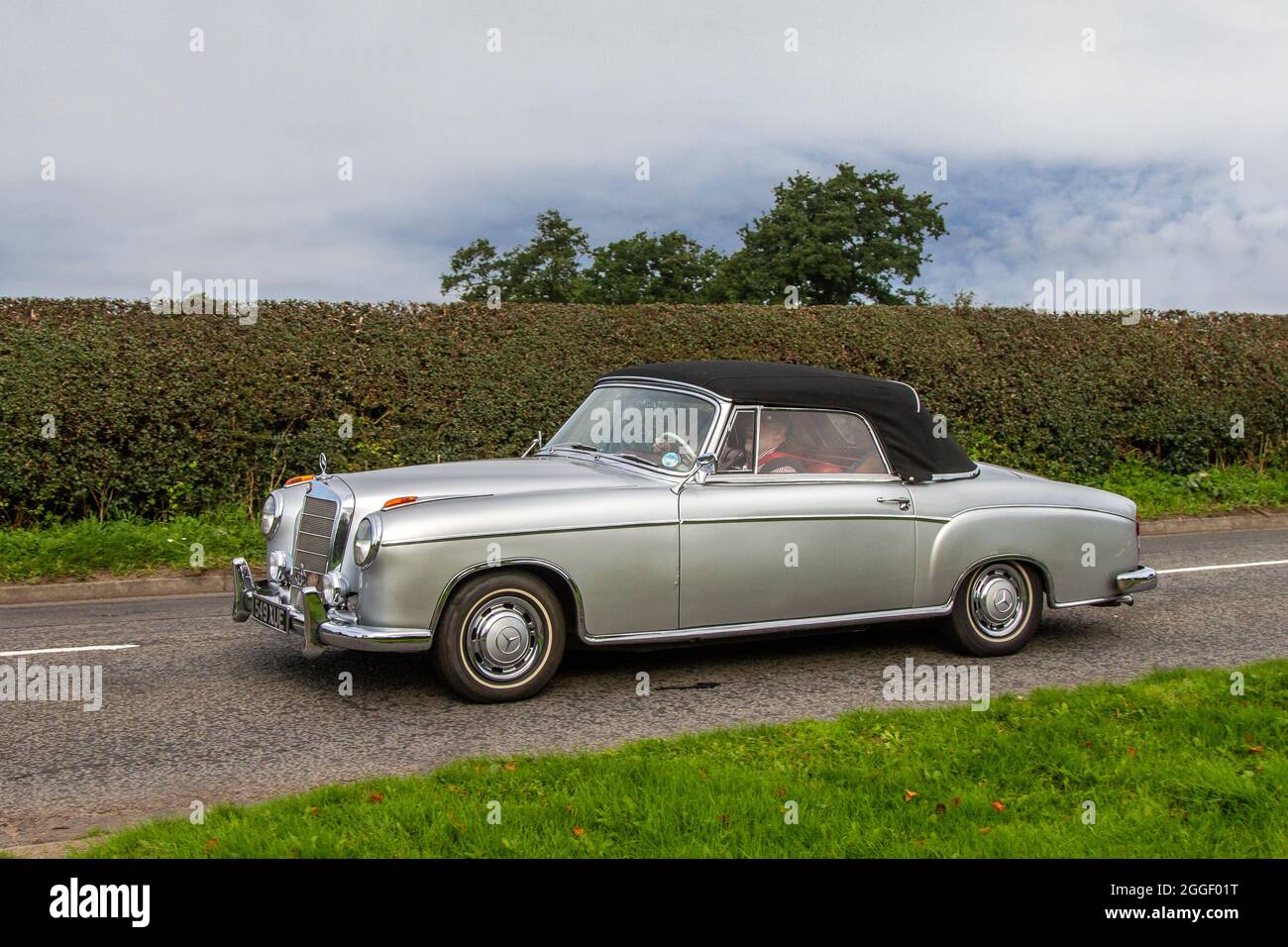 1960 60s Sixties grey silver Mercedes Benz S 2DR Cabrio auf dem Weg nach Capesthorne Hall, Vintage Lassic August Car Show, Ceshire, UK Stockfoto