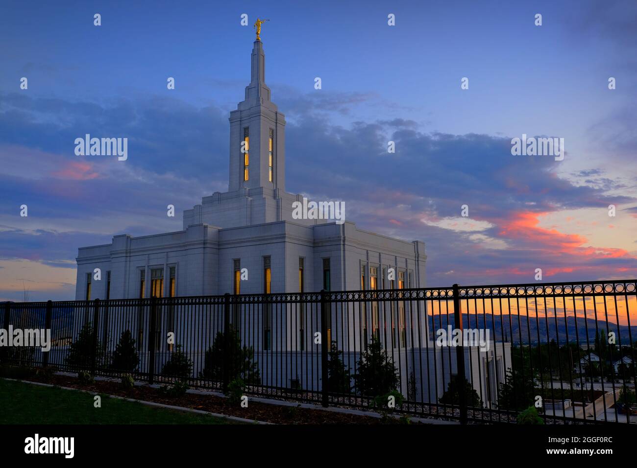Pocatello Idaho LDS Mormon Letzter-Tag Saint Temple mit Lichtern bei Sonnenuntergang Angel Moroni Stockfoto