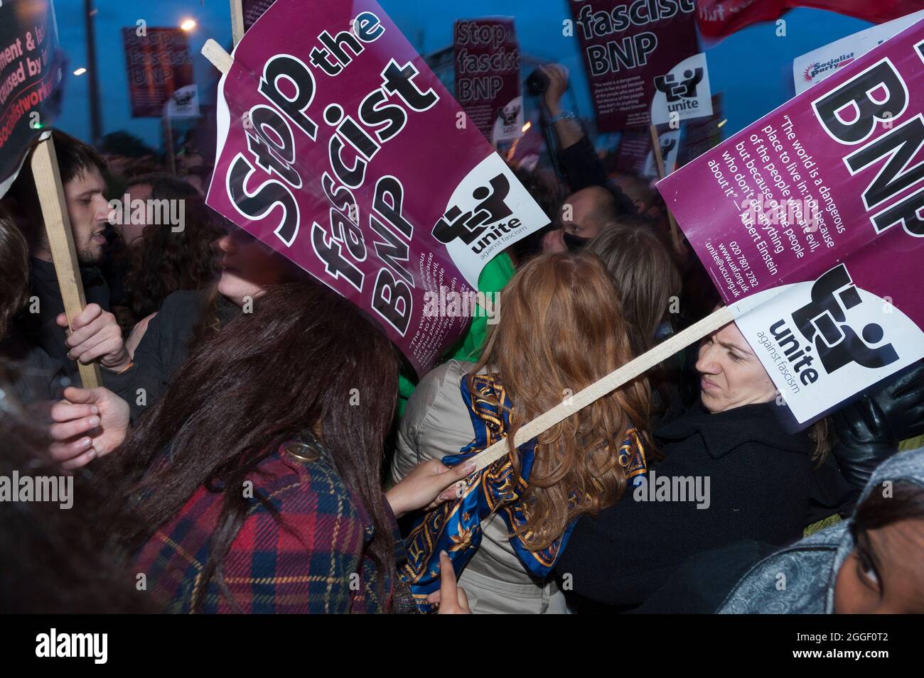 Demonstration der Anti-British National Party (BNP) vor dem BBC Television Center, Wood Lane, London. Der Protest ist gegen den Auftritt von BNP-Chef Nick Griffin in in der Fragestunde. BBC Television Center, Wood Lane, London, Großbritannien. 22 Okt 2009 Stockfoto