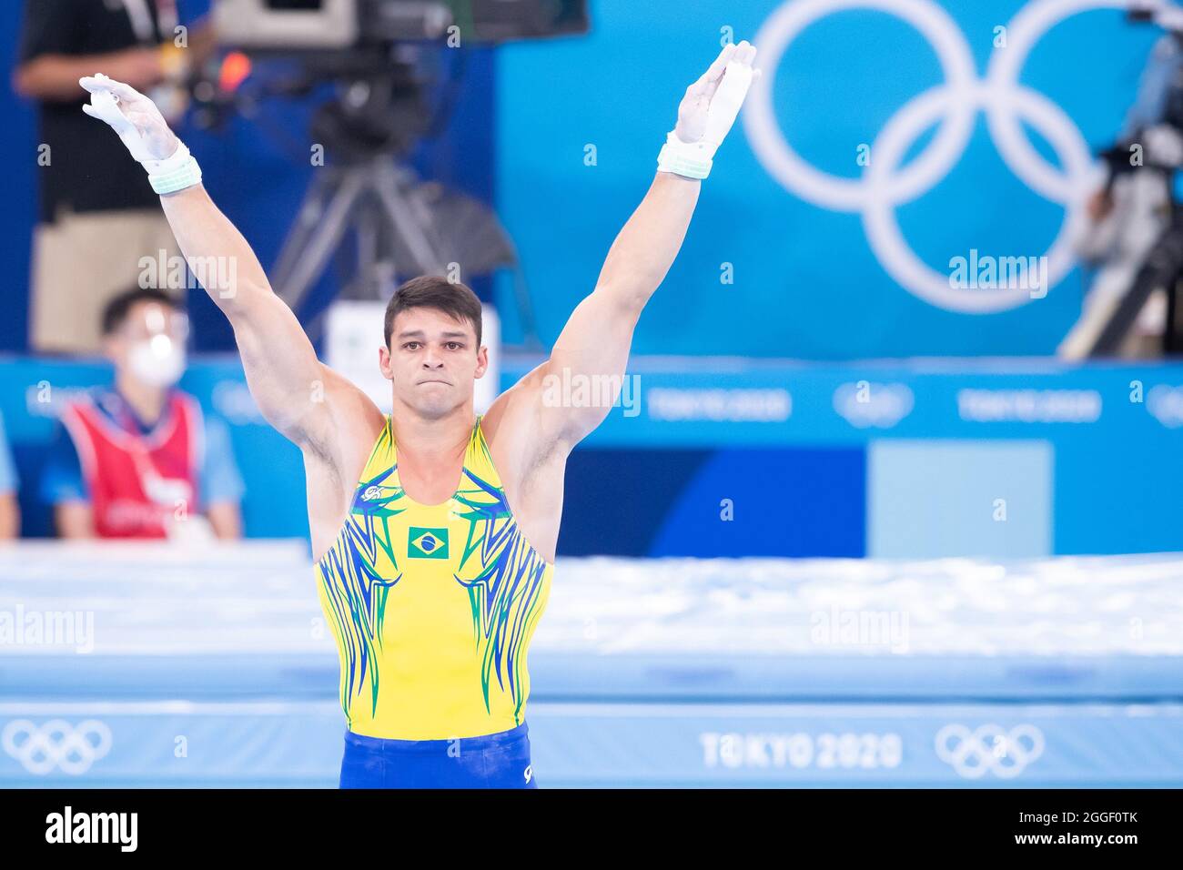 Tokio, Japan. Juli 2021. Der Brasilianer Francisco Barretto Junior (105) grüßt nach seiner noch immer klingeten Vorstellung während der Olympischen Spiele 2020 in Tokio, der Qualifikation der Männer im Ariake Gymnastik Center in Tokio, Japan. Daniel Lea/CSM}. Kredit: csm/Alamy Live Nachrichten Stockfoto